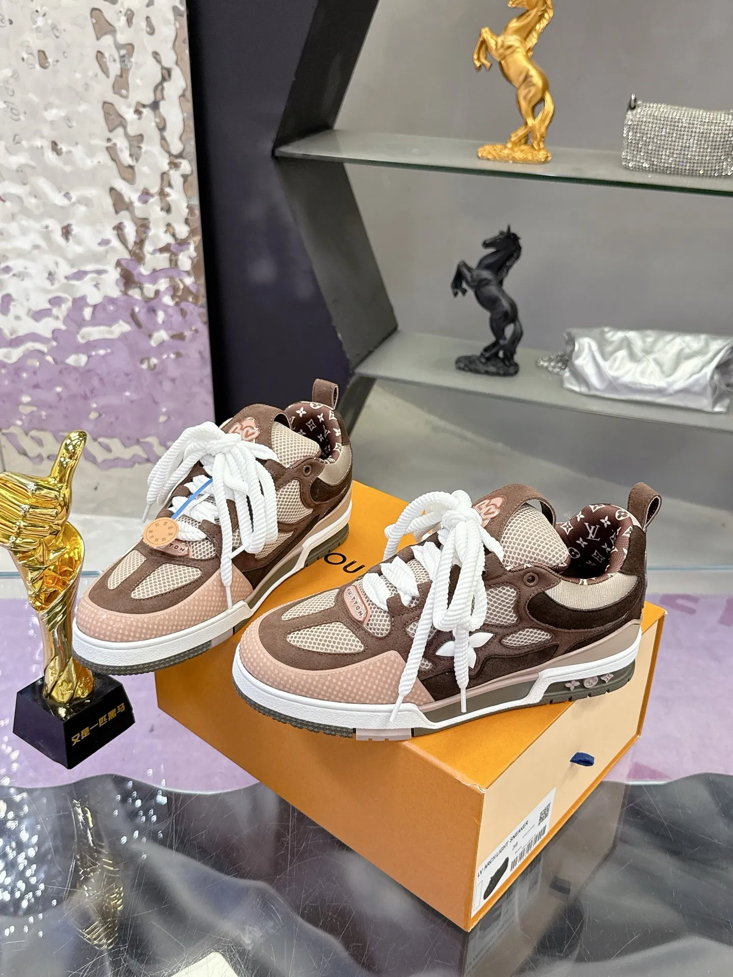 Factory price: 760💰 𝙇𝙑 𝟐𝟎𝟐5 𝐒𝐒 𝐧𝐞𝐰 Officially synchronized new colors💗 Louis Vuitton catwalk skateboard shoes are a hit, LOUIS VUITTON Trainer is undoubtedly one of the most successful Sneakers launched by luxury brands, but the pace of exploration will not stop. LOUISVUITTON will also bring a new series of skateboard shoes in the spring of 2025. The new series in the picture returns to the 90s Chunky Skate Shoes look and feel. The uppers are made of leather and mesh. The fat silhouette and thick shoelaces are very eye-catching. It is expected to have quite a few colors like the Trainer. Judging from the previous DIOR show skate shoes, this chunky style may be even stronger next year.  💎 LV small bread series LV bread shoe series 😘 Couple model Size: Female 35-40 Male 39-44, customized 45, 46